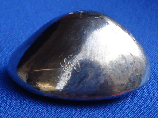 เบี้ยแก้ หลวงปู่เจือ วัดกลางบางแก้ว แบบเปลีอยผิวขัดมัน มีจารจากหลวงปู่ครบสูตร ทั้งด้านบนและด้านล่าง