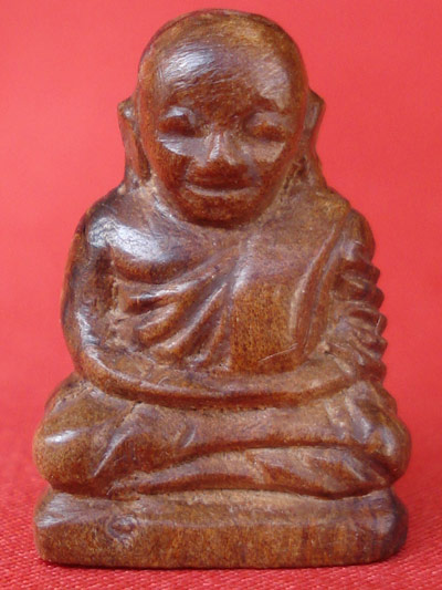 หลวงพ่อเงิน บางคลาน แกะจากเนื้อไม้ละมุด หน้ากุฏิท่านเป็นที่สำหรับอาบน้ำมนต์ สวยและหายากมากครับ