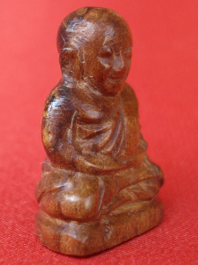 หลวงพ่อเงิน บางคลาน แกะจากเนื้อไม้ละมุด หน้ากุฏิท่านเป็นที่สำหรับอาบน้ำมนต์ สวยและหายากมากครับ 1