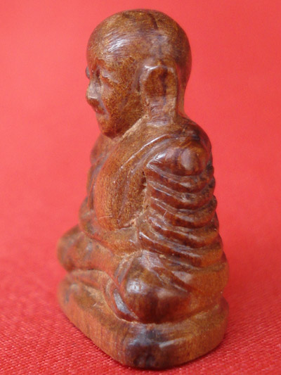 หลวงพ่อเงิน บางคลาน แกะจากเนื้อไม้ละมุด หน้ากุฏิท่านเป็นที่สำหรับอาบน้ำมนต์ สวยและหายากมากครับ 2