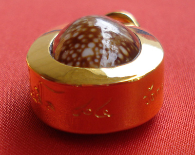 เบี้ยแก้หุ้มทองคำแท้ หลวงปู่เจือ วัดกลางบางแก้ว แบบห่วงเดี่ยว สุดสวย หรูหรา พร้อมจารด้านหลัง หายาก 3