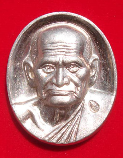 เหรียญรูปใข่ หลวงพ่อเงิน บางคลาน รุ่นพระพิจิตร พระปั๊ม เนื้อเงิน ปี พ.ศ.2542 - 2543 หายากมาก