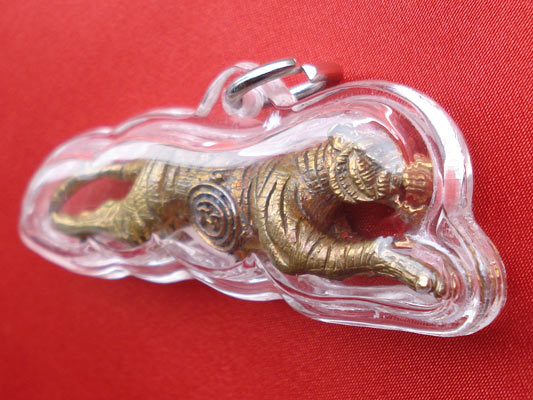 เสือรุ่น เจ้าสัวพิทักษ์ทรัพย์ แช่น้ำมนต์ หลวงปู่แย้ม วัดตะเคียน  เลี่ยมพลาสติกพร้อมใช้จากวัด