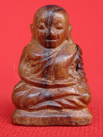 หลวงพ่อเงิน บางคลาน แกะจากเนื้อไม้ละมุด หน้ากุฏิท่านเป็นที่สำหรับอาบน้ำมนต์ หายากมาก องค์ที่ 2