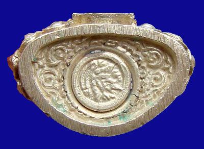 พระกริ่งคุ้มเกล้า หน้าไทย เนื้อเงิน ปี 2522 พิธีใหญ่ ในหลวงทรงเสด็จเททอง สวยและหายากมากครับ 2