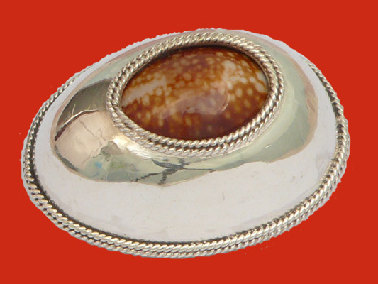 เบี้ยแก้หุ้มเงินแท้ แบบเปิดหลัง หลวงปู่เจือ วัดกลางบางแก้ว รอยจารจากหลวงปู่ครบ สุดสวยหายาก