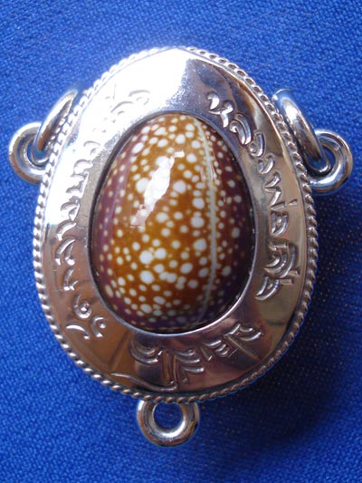 เบี้ยแก้หุ้มเงิน หลวงปู่เจือ วัดกลางบางแก้ว แบบ 3 ห่วง สุดสวย หายาก พร้อมหลวงปู่จารด้านหลัง 1