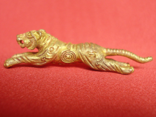 เสือปืนแตก รุ่น 5 หลวงปู่แย้ม วัดตะเคียน พิมพ์เล็ก คงกระพันกับเมตตารวมกัน สำหรับปีนี้ต้องบูชา