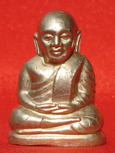 พระรูปเหมือนปั๊มหลวงพ่อเงิน วัดยางสามต้น พิมพ์คอแอลตาขีดฐานเตี้ย เนื้ออัลปาก้า รุ่นแรก ปี 2547