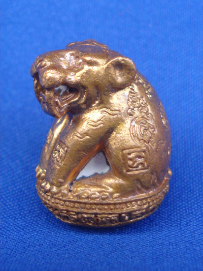 ลูกอมเสือ มหาอุด เสาร์๕ รุ่นสร้างบารมี หลวงพ่อสนั่น วัดกลางราชครูธาราม ปี 2553 สำหรับปีนี้ต้องบูชา