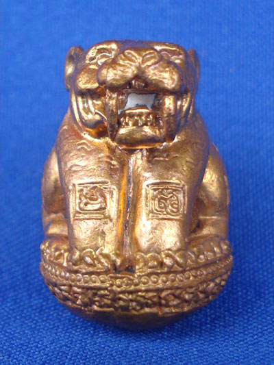 ลูกอมเสือ มหาอุด เสาร์๕ รุ่นสร้างบารมี หลวงพ่อสนั่น วัดกลางราชครูธาราม ปี 2553 สำหรับปีนี้ต้องบูชา 2