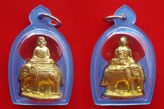 รูปเหมือนปั๊มหลวงพ่อเงิน บางคลานขี่ช้าง เนื้อกะไหล่ทอง วัดท้ายน้ำ ปี 2515 สุดยอดหายาก 2