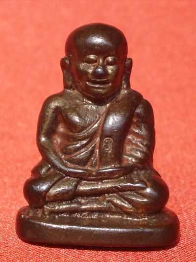 สุดยอดนิยมมาแล้ว หลวงพ่อเงิน บางคลาน รุ่นพระพิจิตร พิมพ์นิยม เนื้อนวโลหะกลับดำ ผสมทองคำหนัก 109 บาท