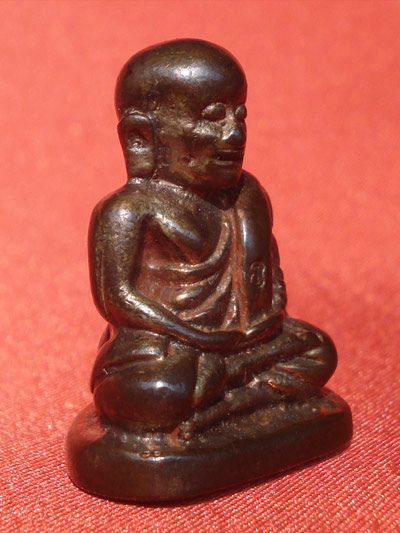 สุดยอดนิยมมาแล้ว หลวงพ่อเงิน บางคลาน รุ่นพระพิจิตร พิมพ์นิยม เนื้อนวโลหะกลับดำ ผสมทองคำหนัก 109 บาท 2