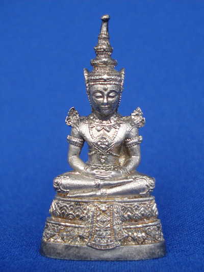 พระแก้วมรกต เนื้อเงิน กรมสรรพสามิตจัดสร้าง วัดพระศรีรัตนศาสดาราม ปี 2539 เลขสวย ๙หน้า๙หลัง