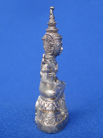 พระแก้วมรกต เนื้อเงิน กรมสรรพสามิตจัดสร้าง วัดพระศรีรัตนศาสดาราม ปี 2539 เลขสวย ๙หน้า๙หลัง 2