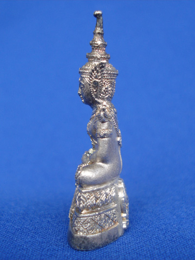 พระแก้วมรกต เนื้อเงิน กรมสรรพสามิตจัดสร้าง วัดพระศรีรัตนศาสดาราม ปี 2539 เลขสวย ๙หน้า๙หลัง 3