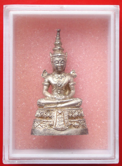 พระแก้วมรกต เนื้อเงิน กรมสรรพสามิตจัดสร้าง วัดพระศรีรัตนศาสดาราม ปี 2539 เลขสวย ๙หน้า๙หลัง 8