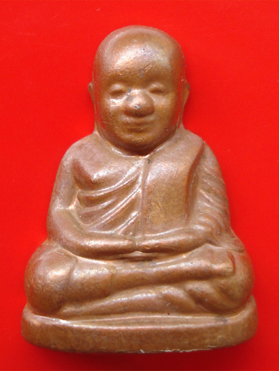 รูปหล่อปั๊มซีกหลวงพ่อเงิน บางคลาน กองทุน ๕๓ พิมพ์นับแบงค์ เนื้อทองแดง เงินไหลมา เลขสวย 6622