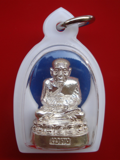 1 ใน 999 รูปหล่อหลวงปู่ทวด เนื้อเงิน รุ่นสร้างกำแพงเจดีย์ พ.ศ. 2548 พระเครื่องที่สวยมาก