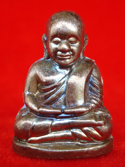 รูปเหมือนปั๊มหลวงพ่อเงินบางคลาน กองทุน ๕๓ พิมพ์หน้ายิ้ม เนื้ออัลปาก้า พระเครื่องดังปี 2553 สวยมาก