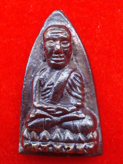 หลวงปู่ทวด เตารีดใหญ่ เนื้อนวโลหะแก่ทอง พิมพ์กรรมการ รุ่นแรก วัดในหาน ปี 2536 พระเครื่องที่น่าบูชา