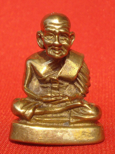 รูปหล่อหลวงปู่ทวด เนื้อทองเหลือง พิมพ์หล่อตัน ใต้ฐานตอกโค้ด ฉ ไม่ทราบปีจัดสร้าง ผิวเดิมๆเก่าพอสมควร