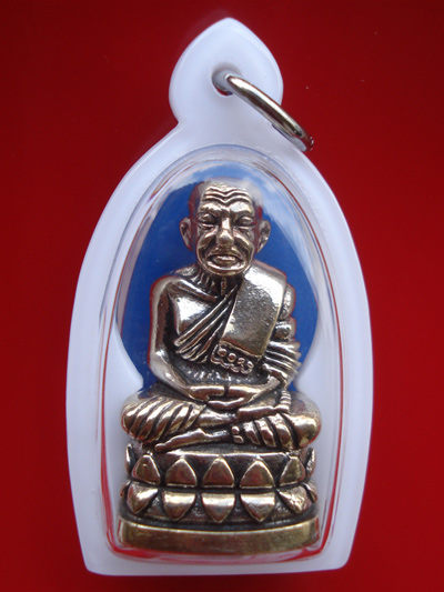 หลวงปู่ทวดลอยองค์ พิมพ์บัวรอบ รุ่นนารายณ์แปลงรูป เนื้ออัลปาก้า พระเครื่องที่พิธีดีและยิ่งใหญ่ ปี 52