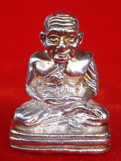 รูปหล่อหลวงพ่อทวด พิมพ์หน้ายิ้มยันต์ใต้ฐาน เนื้อเงิน รุ่นสรงน้ำมหามงคล 52 สำนักสงฆ์ต้นเลียบ เลข๖๙