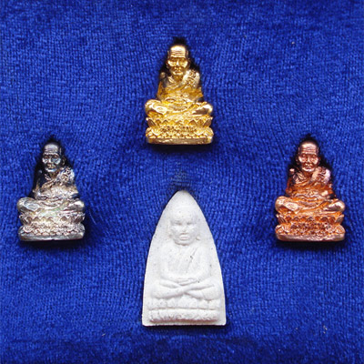 พระชุดหลวงปู่ทวด รุ่นตำหนักทอง หลวงปู่ทอง สุสังวโร วัดป่ากอสุวรรณาราม จ.สงขลา ปี2540 เลข ๗๒๗