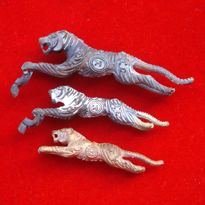 เสือเดือนเพ็ญ 9 ตะวัน 1 จันทรา หลวงปู่แย้ม วัดตะเคียน ชุด 3 ตัว ปี 2553 สำหรับปีนี้ต้องบูชา