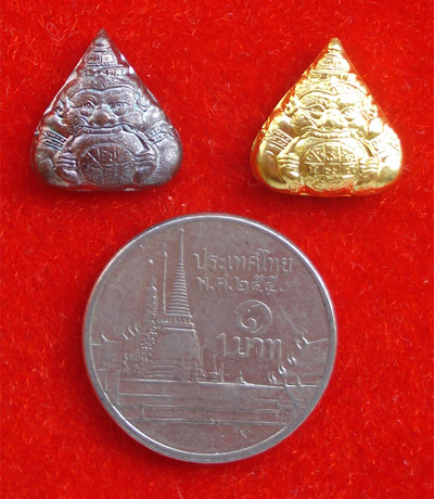 เหรียญราหูอมจันทร์ หลังยันต์ ชุด 2 องค์ เนื้อกะไหล่ทอง และรมดำ วัดสุทัศนฯ ปี 2548 แก้ชงปีนี้ดีมาก 2