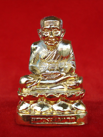 พระบูชาหน้ารถ หลวงปู่ทวด หล่อ ปี 51 เนื้อกระไหล่ทอง หน้าตัก 1.3 นิ้ว สูง 2 นิ้ว วัดห้วยมงคล