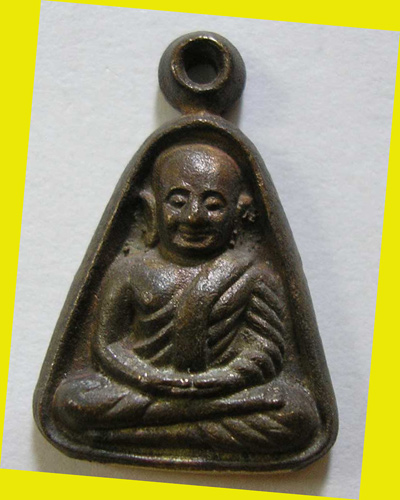 เหรียญจอบเล็กหลวงพ่อเงินบางคลาน กองทุน ๕๓ เนื้อนวโลหะ หล่อดินไทย กรรมการ ปี 2553 เลข 528