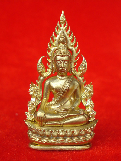 พระพุทธชินราช พิมพ์แต่งฉลุลอยองค์ เนื้อทองระฆัง รุ่นจอมราชันย์ วัดพระศรีรัตนมหาธาตุ ปี 2555 เลข 9577