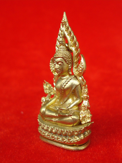 พระพุทธชินราช พิมพ์แต่งฉลุลอยองค์ เนื้อทองระฆัง รุ่นจอมราชันย์ วัดพระศรีรัตนมหาธาตุ ปี 2555 เลข 9577 3
