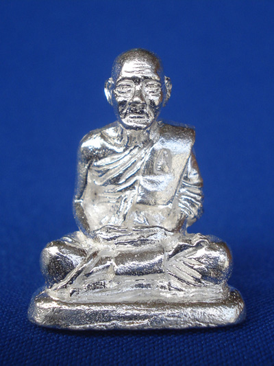 รูปหล่อหลวงปู่เอี่ยม วัดสะพานสูง เนื้อเงิน สุดยอดพระเครือง รุ่น 111 ปี พิธีดี ปี 2549 สวยหายากครับ