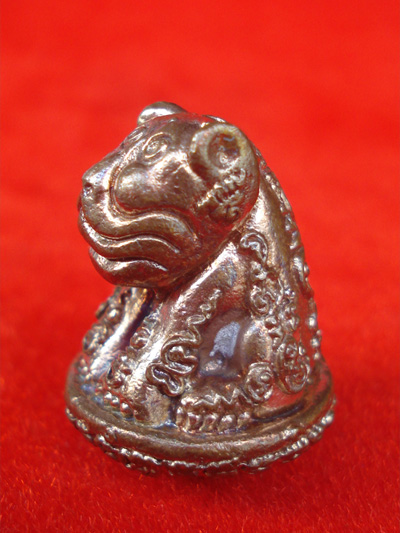 เสือหัวโต หลวงปู่วาส วัดสะพานสูง นนทบุรี เนื้อนวโลหะผิวไฟ ใต้ฐานอุดผง สวยเข้มขลัง หายากแล้ว