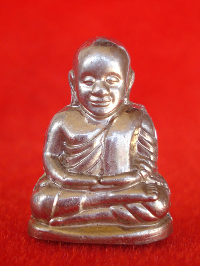 รูปเหมือนปั๊มหลวงพ่อเงินบางคลาน กองทุน ๕๓ พิมพ์หน้ายิ้ม เนื้ออัลปาก้า พระเครื่องดังปี 2553 สวยมาก