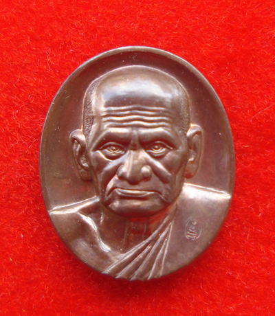 สุดขลัง เหรียญรูปใข่ หลวงพ่อเงิน บางคลาน รุ่นพระพิจิตร พระปั๊ม เนื้อนวโลหะ ปี 2542-43 สวยมาก หายาก