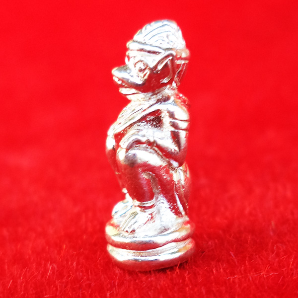 รูปหล่อหนุมานอมฤต หลวงพ่ออ่าง วัดใหญ่สว่างอารมณ์ เนื้อเงินหน้ากระบี่พิมพ์จิ๋ว สร้างตามหลวงพ่อสุ่น 2