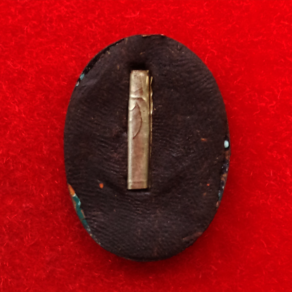 ล็อกเก็ตหันข้างหลวงพ่อสืบ วัดสิงห์ ฉากสีเขียว ด้านหลังอุดผงฝังตะกรุดเงิน สร้างปี 2555 สวยเข้มขลัง 1