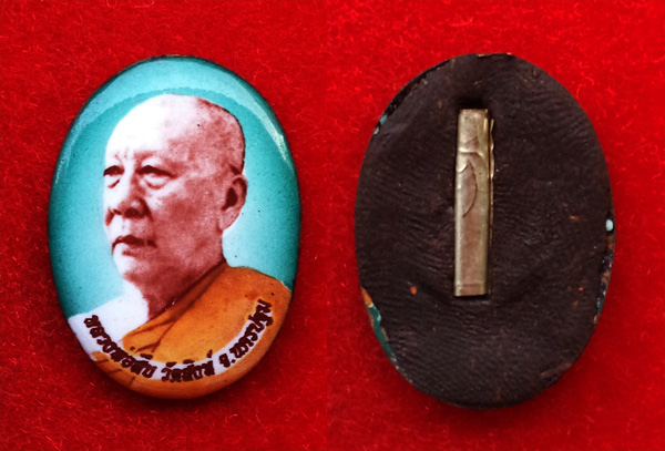 ล็อกเก็ตหันข้างหลวงพ่อสืบ วัดสิงห์ ฉากสีเขียว ด้านหลังอุดผงฝังตะกรุดเงิน สร้างปี 2555 สวยเข้มขลัง 2