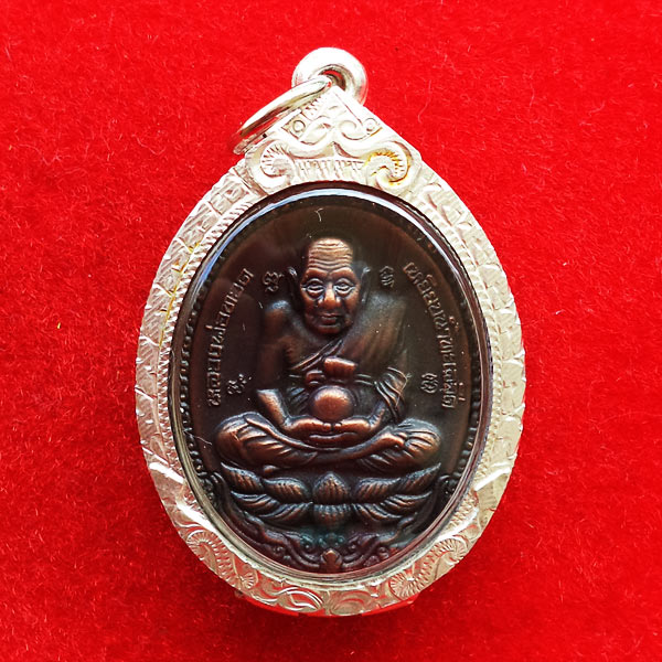 เหรียญหลวงพ่อทวด เปิดโลกเศรษฐี ๕๕ รูปใข่ วัดสะแก เนื้อทองแดงนอก รมผิวซาติน ปี 2555 ตลับเงิน