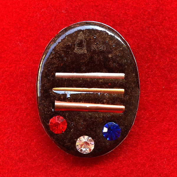 ล็อกเก็ตรูปเหมือน หลวงปู่ทวด วัดช้างให้ หลังฝังตะกรุด 3 แถว และฝังเม็ดอัญมณี 3 สี รุ่นสร้างเจดีย์ 1