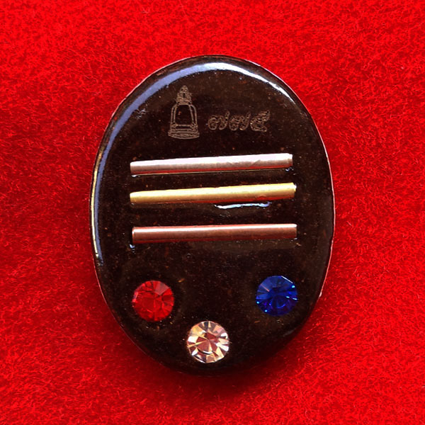 ล็อกเก็ตรูปเหมือน หลวงพ่อเงิน วัดบางคลาน หลังฝังตะกรุด 3 แถว และฝังเม็ดอัญมณี 3 สี รุ่นสร้างเจดีย์ 1