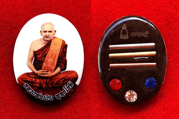 ล็อกเก็ตรูปเหมือน หลวงพ่อเงิน วัดบางคลาน หลังฝังตะกรุด 3 แถว และฝังเม็ดอัญมณี 3 สี รุ่นสร้างเจดีย์ 2