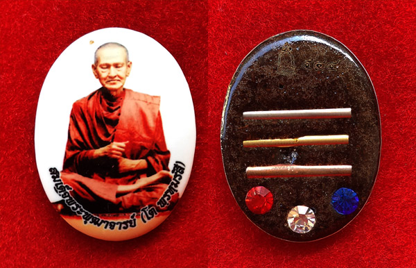 ล็อกเก็ตรูปเหมือน สมเด็จโต วัดระฆัง หลังฝังตะกรุด 3 แถว และฝังเม็ดอัญมณี 3 สี รุ่นสร้างเจดีย์ 2
