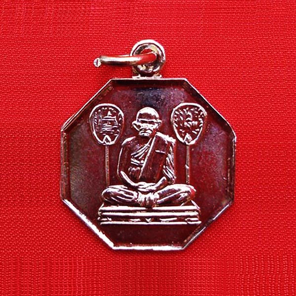 เหรียญแปดเหลี่ยม หลวงพ่อเงิน วัดบางคลาน รุ่นร่วมใจสร้างสะพาน เนื้อกะไหล่เงิน ปี 2528 สวย นิยมมาก