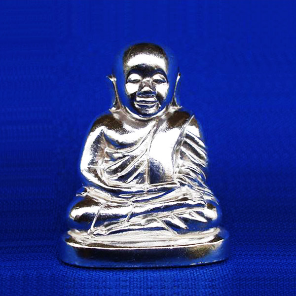 หลวงพ่อเงิน บางคลาน พิมพ์นิยม เนื้อเงิน รุ่นมงคลมหาลาภ 51 หมายเลข ๑๓๕๑ พระเครื่องที่สวยมากครับ